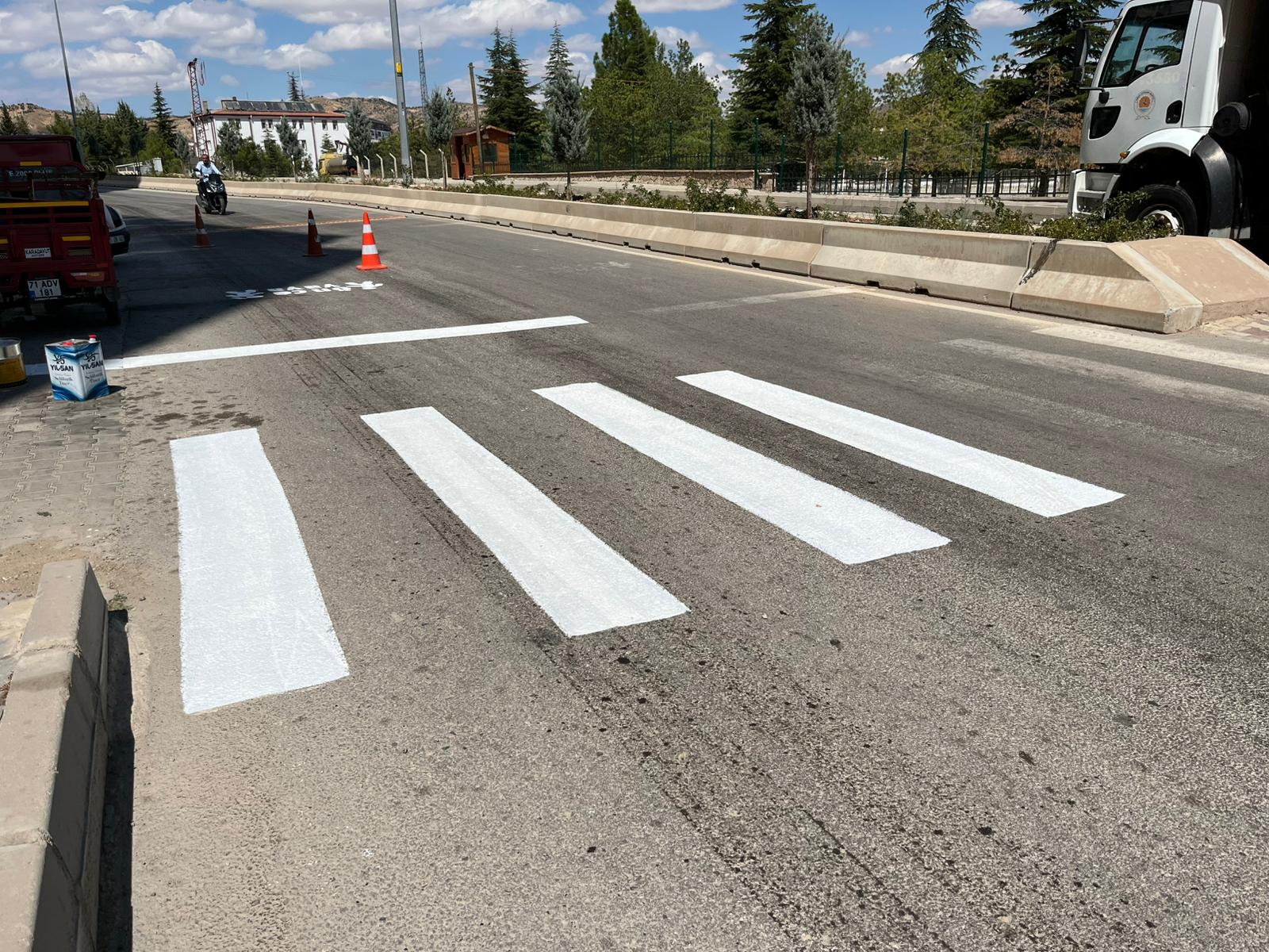 yaya-gecidi-cizgileri-ve-trafik-uyari-isaretlerini-yeniledik